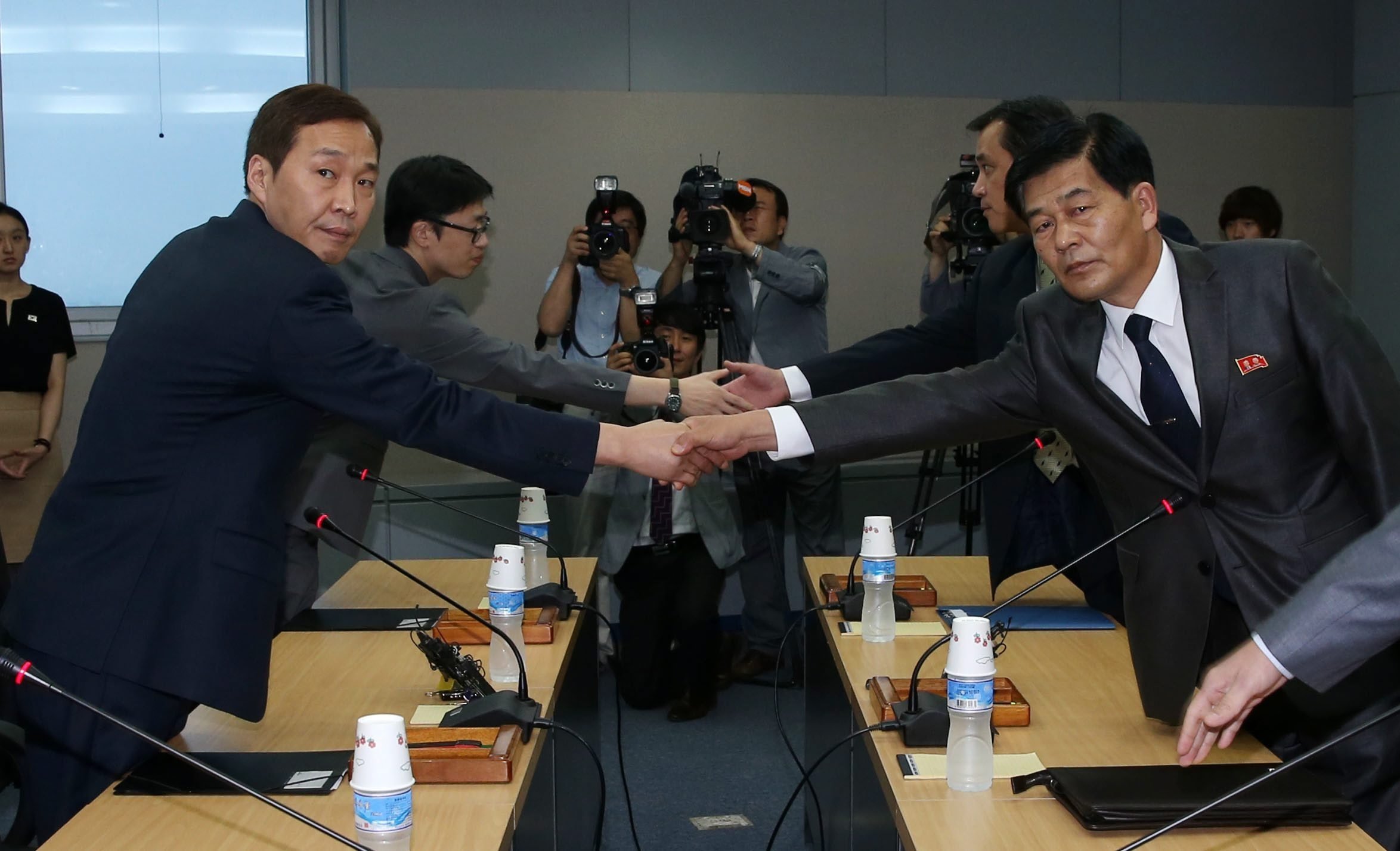 South Korean chief delegate Kim Ki-woong (left), a Ministry of Unification official, and his North Korean counterpart Park Chol-su shake hands prior to their fifth round of working-level talks on the normalisation of the suspended Kaesong industrial complex in Kaesong, North Korea. Photo: EPA