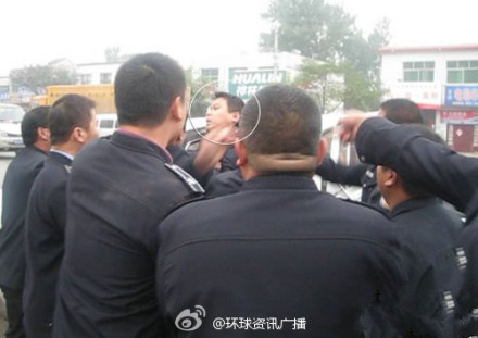 Bystanders documented the Qinghai policeman's beating by chengguan on Tuesday. Screenshot from Sina Weibo. 