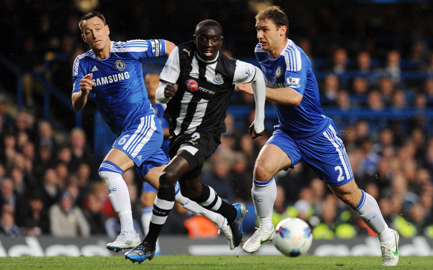 Newcastle United's Papiss Cisse (C) out runs Chelsea's John Terry (L) and Branislav Ivanovic (right) during an English Premier League soccer match at Stamford Bridge in London. Photo: EPA