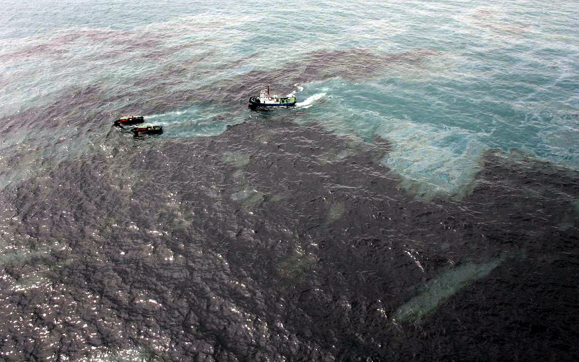 Crude oil spilled into the sea in Rayong province. Photo: EPA