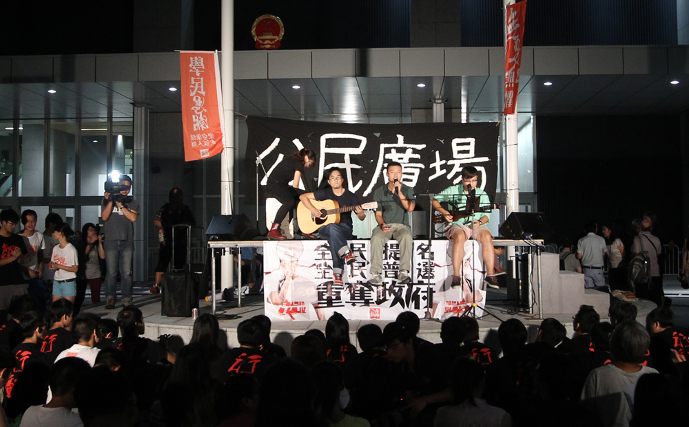 Scholarism organises a forum on constitutional reform outside government headquarters in Tamar. Photo: Sam Tsang