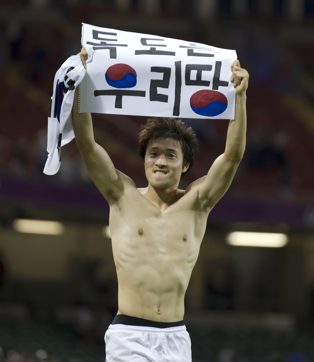 South Korea's Park Jong-woo as he holds up a banner reading "Dokdo is our Territory," referring to the largely uninhabited islets, midway between South Korea and Japan. Photo: AP