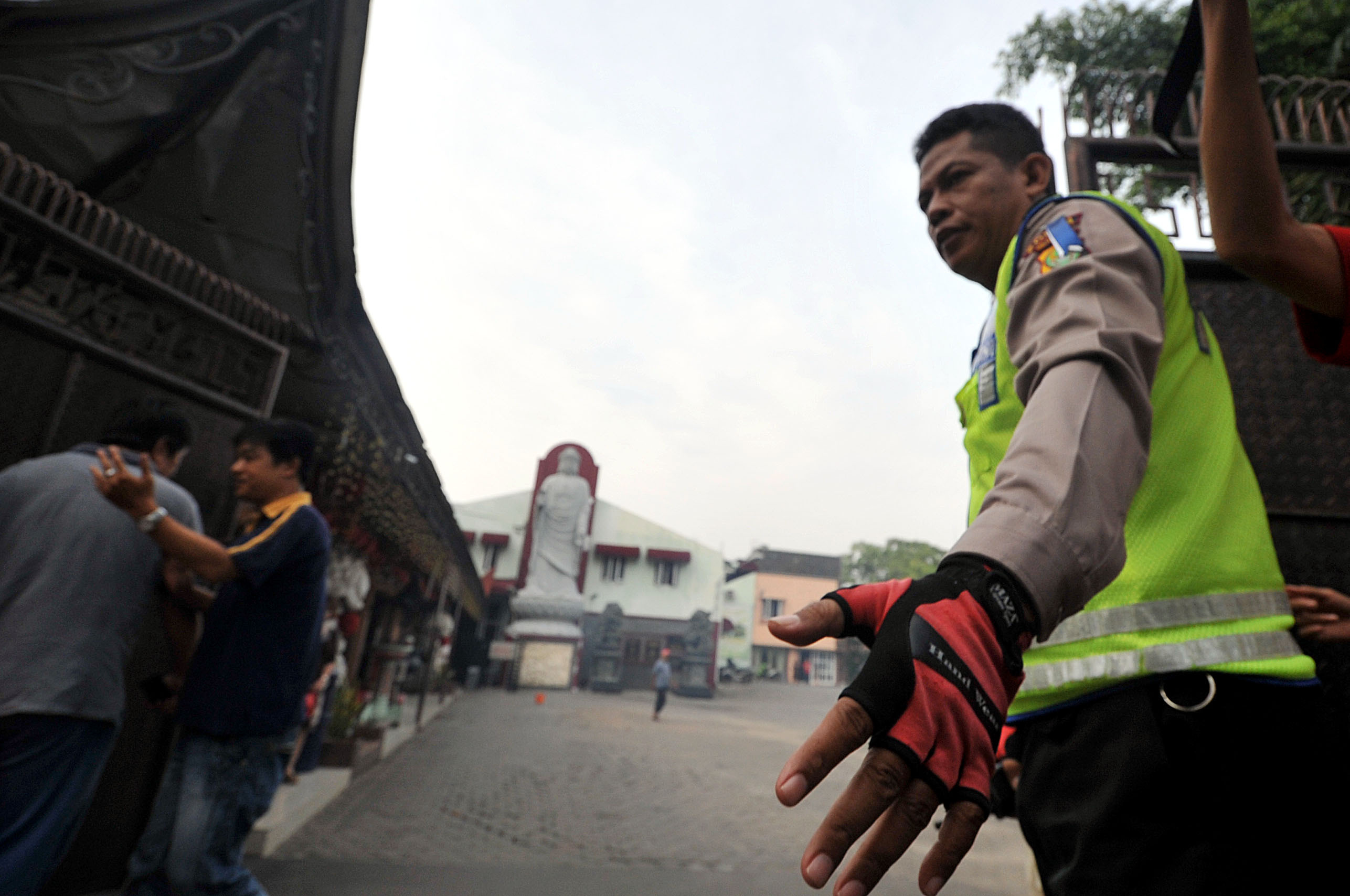 A police officer is seen outside the door of the Ekayana Buddhist temple. Photo: Xinhua