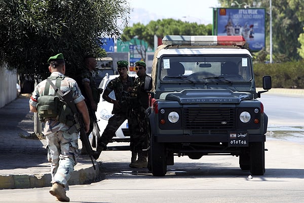 Lebanese soldiers patrol near Beirut airport after the kidnapping of a Turkish Airlines pilots. Photo: Reuters
