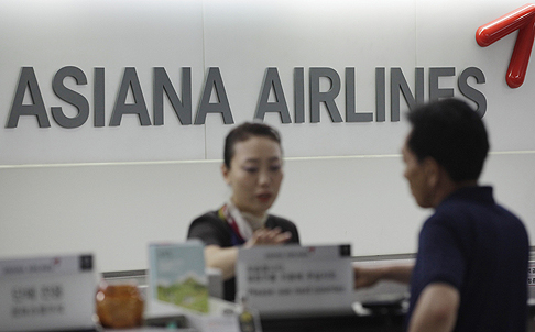 Asiana Airlines started offering an initial payment to help the 288 surviving passengers meet urgent medical expenses and other needs. Photo: Reuters 