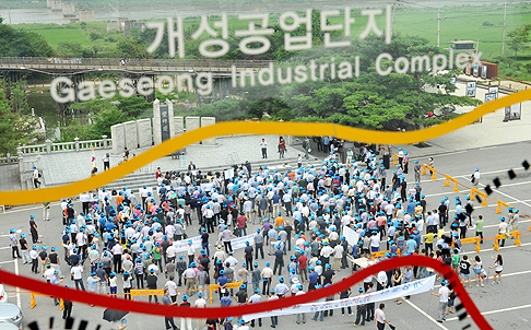 Hundreds of South Korean representatives from Kaesong-based companies hold a rally at Imjingak peace park in Paju on Wednesday, urging the swift resumption of operations at their abandoned plants. Photo: AFP