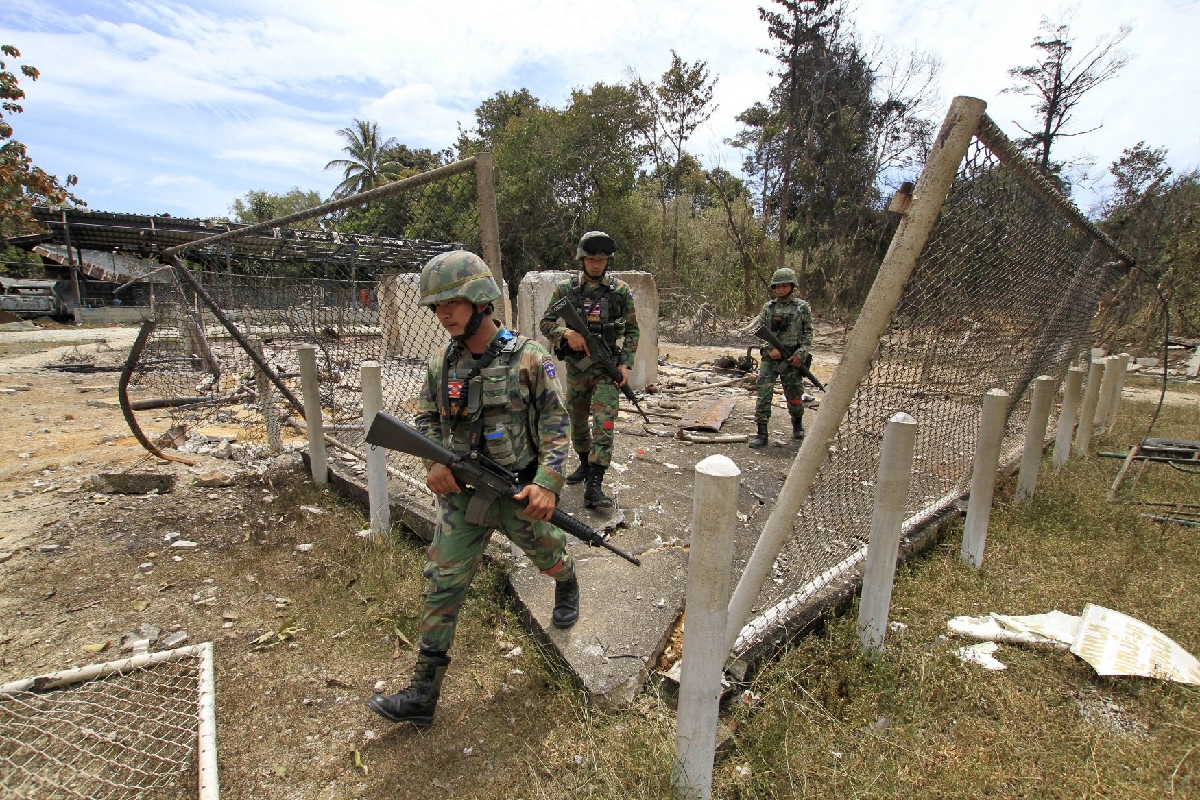 Thai security personnel inspect the site of a bomb attack by suspected militants at a gas refilling factory in Narathiwat province, south of Bangkok. Photo: Reuters