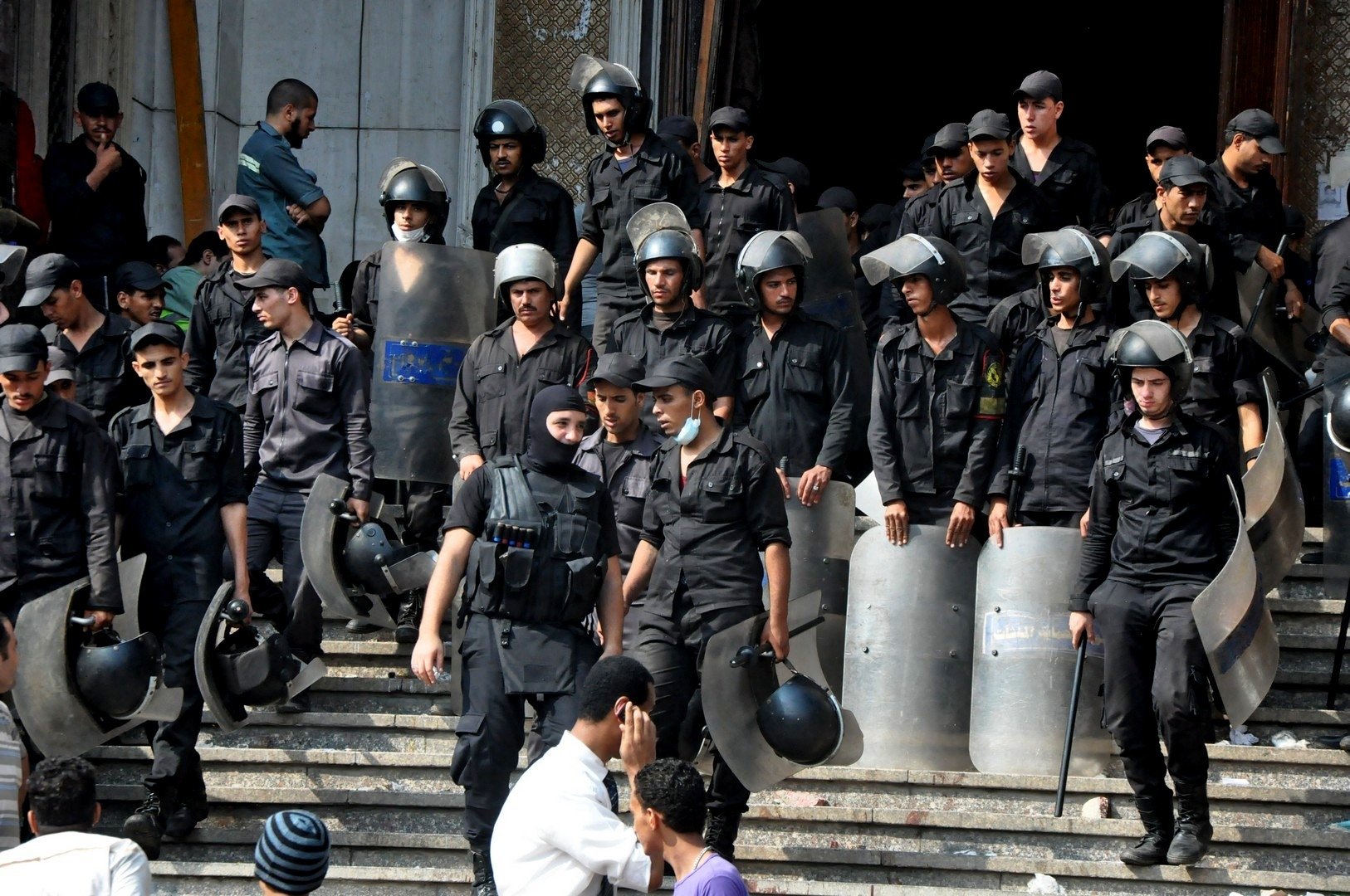 Egyptians security forces provide a cordon around the al-Fatah mosque, after hundreds of Muslim Brotherhood supporters barricaded themselves inside the mosque. Photo: AFP