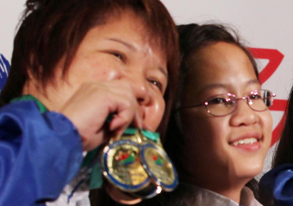 Triple gold winner So Tsz-ling with her mum Penny. Photo: Nora Tam