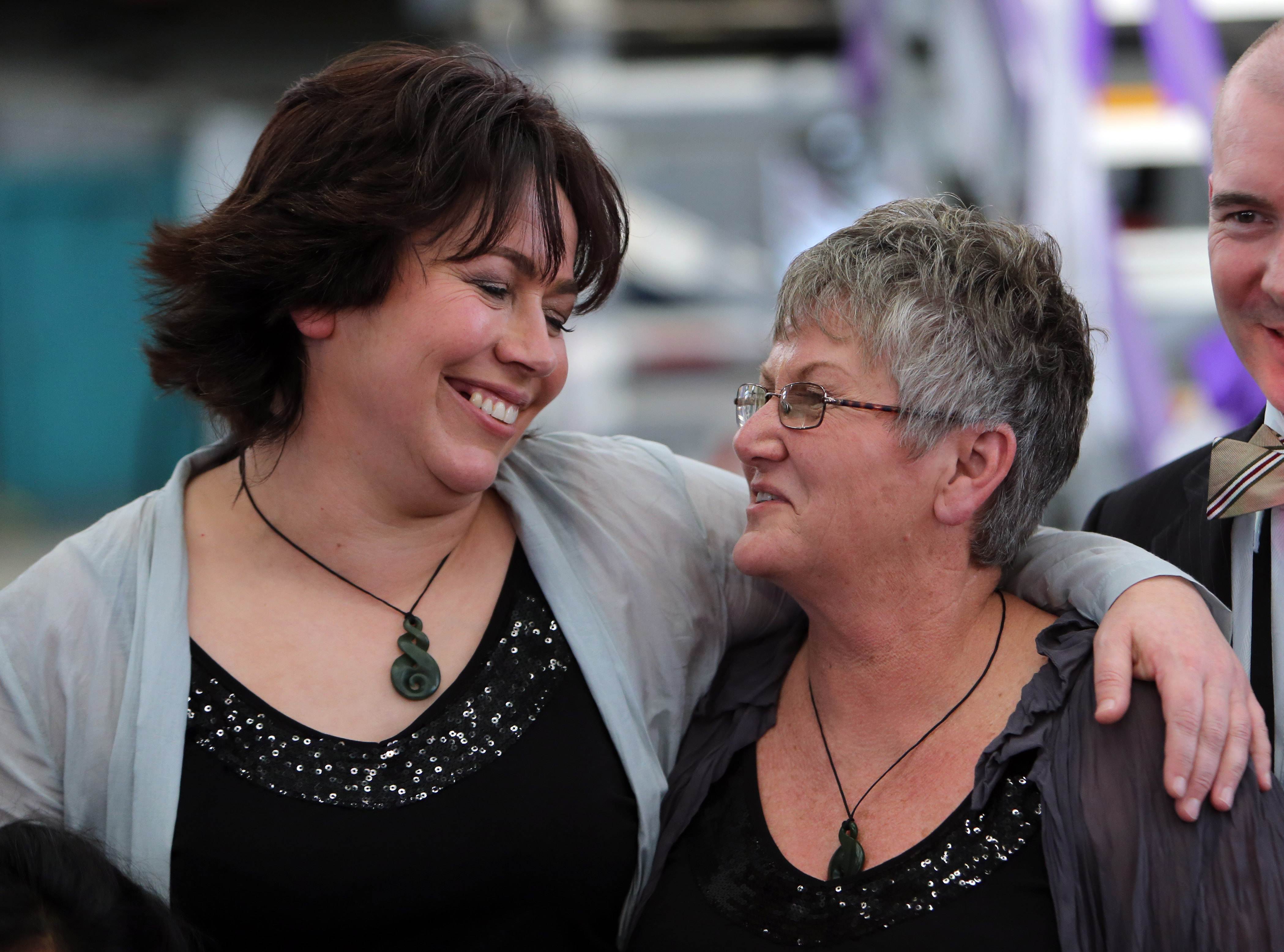 Lynley Bendall (L) and Ally Wanikau. Photo: AFP