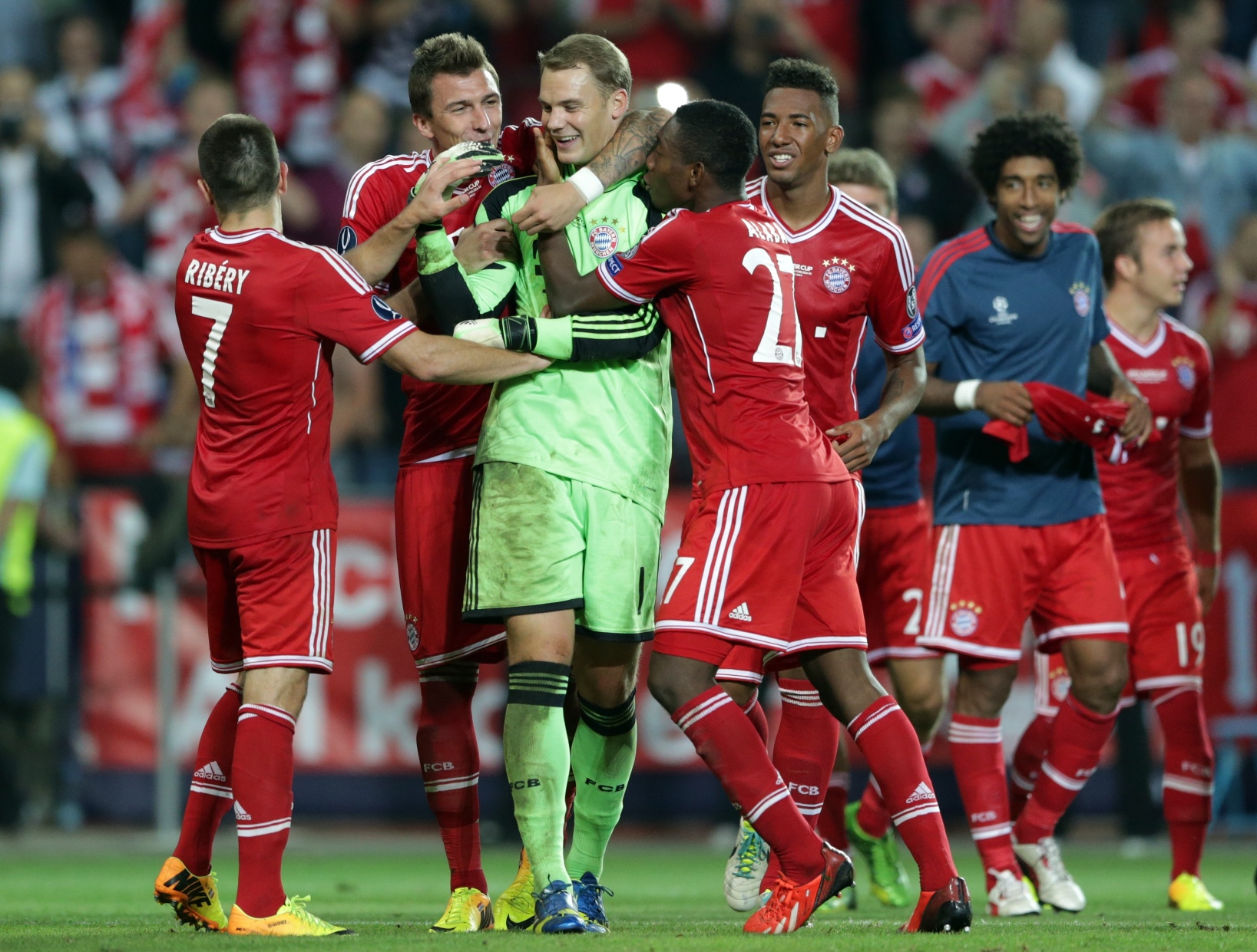 Bayern goalkeeper Manuel Neuer (3rd left) hugged by teammates after he saved a penalty to win the soccer Super Cup final between Champions League winner Bayern Munich and Europa League winner Chelsea FC. Photo: AP