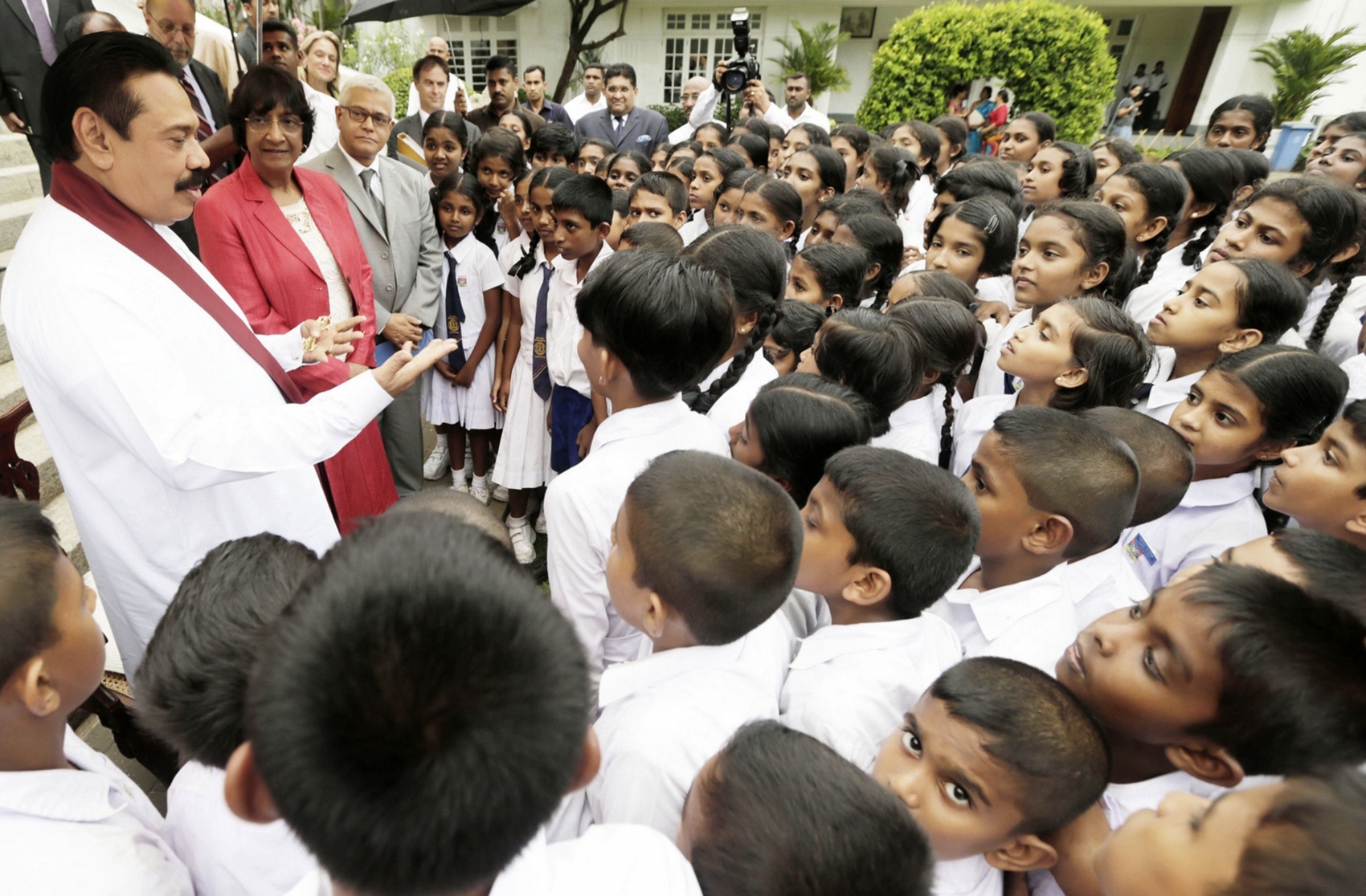 UN human rights chief Navi Pillay (2nd left) looks on as Sri Lankan President Mahinda Rajapakse (left) gestures which meeting visiting schoolchildren at his official residence in Colombo. Photo: AFP