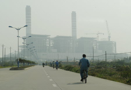 Workers head towards a coal-fired power plant in Guangdong. Air pollution from coal is a major risk factor in the region. Photo: AFP