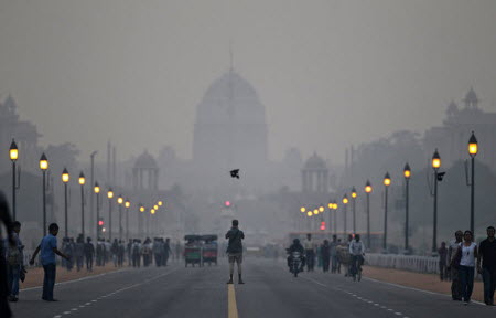 New Delhi's presidential palace shrouded in smog. Photo: AP