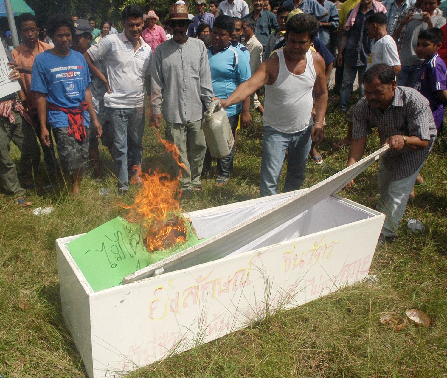 Thai rubber farmers burn a coffin during a protest in Nakorn Si Thammarat province, southern Thailand. Photo: AP