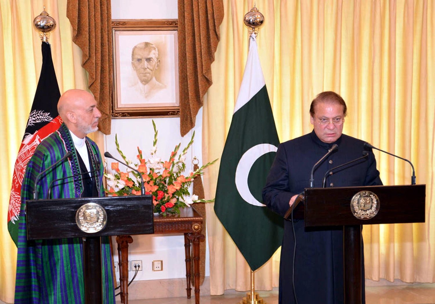 Pakistani Prime Minister Nawaz Sharif (R) and Afghan President Hamid Karzai attend a press conference at The Prime Ministers House in Islamabad, capital of Pakistan. Photo: Xinhua