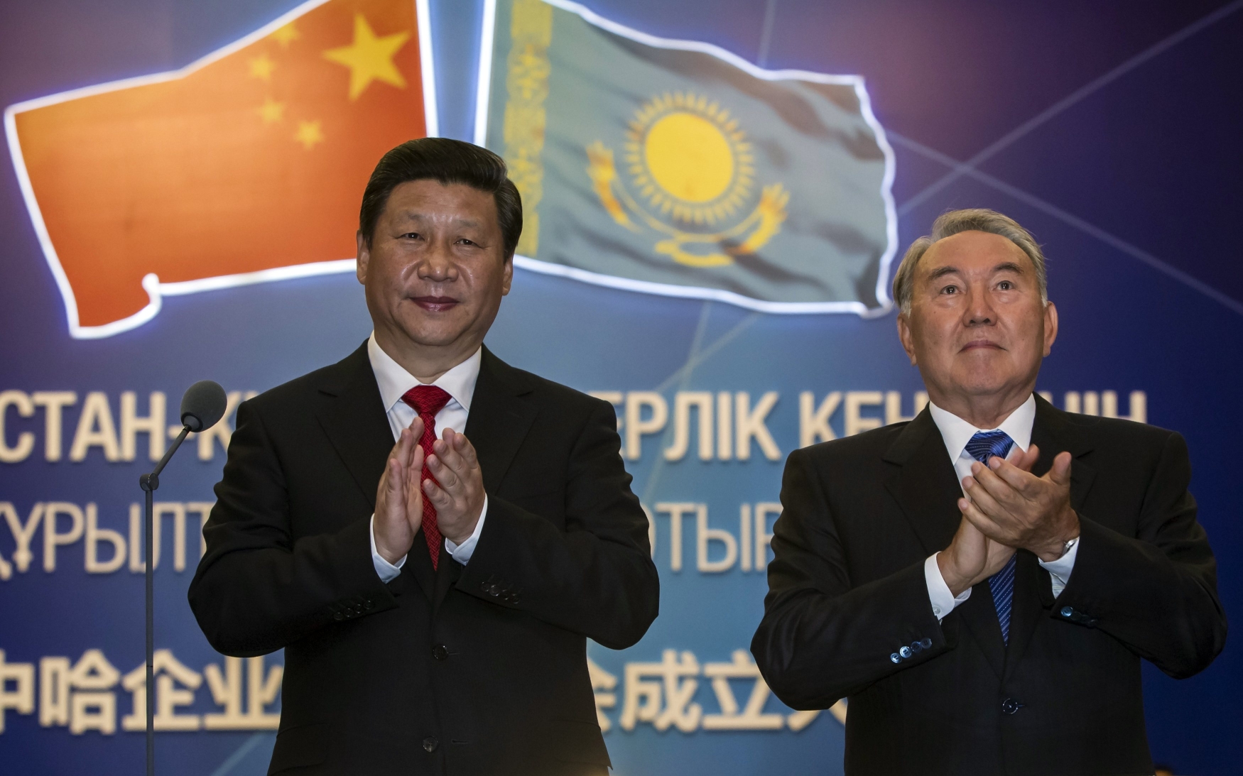 Kazakhstan's President Nursultan Nazarbayev (R) and his Chinese counterpart Xi Jinping applaud after a gas pipeline launching ceremony in Astana on Saturday. Photo: Reuters