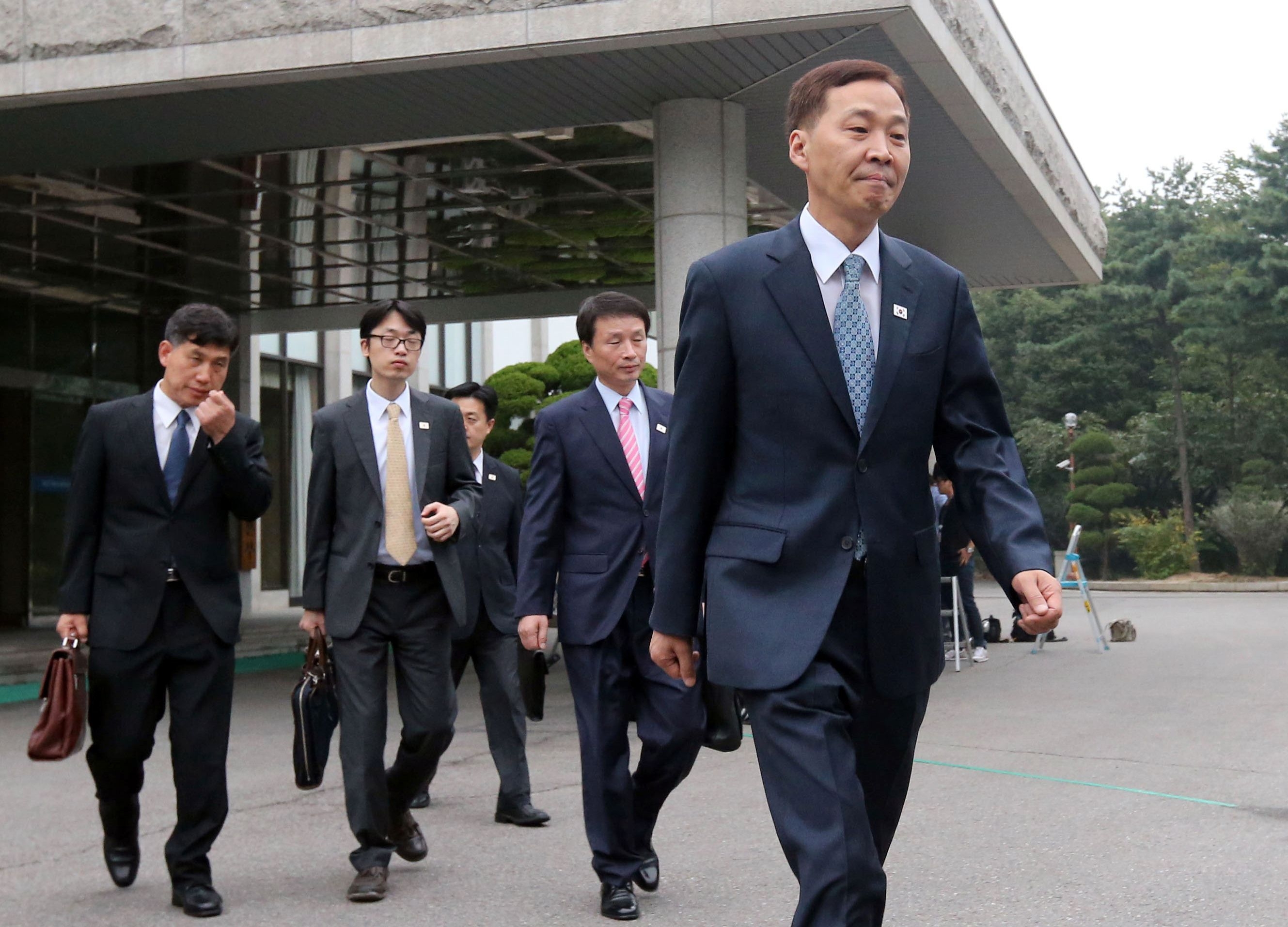 A South Korean delegation led by Kim Ki-Woong (right) leave for North Korea's Kaesong industrial complex, at the government office in Seoul on Tuesday. Photo: AFP