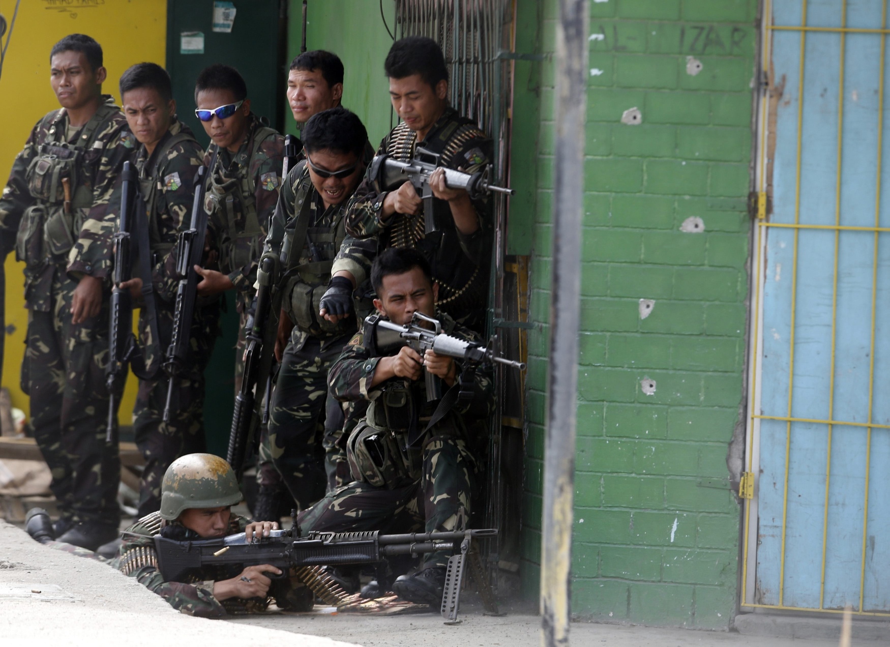 A member of the Philippine Marines fires his machinegun next to his comrades battle with the Moro National Liberation Front (MNLF) in Zamboanga city, southern Philippines. Photo: Reuters
