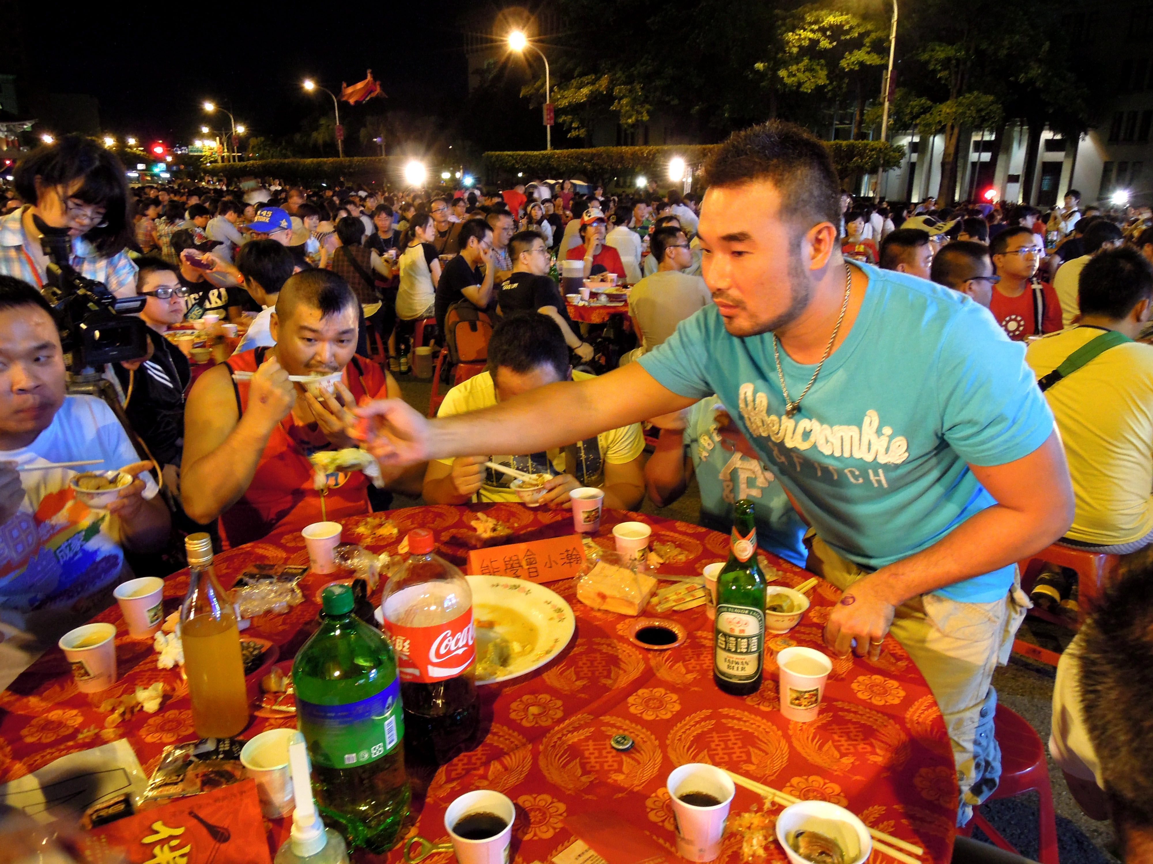 Taiwan homosexuals and supporters attend a 120-table wedding banquet in front of the Presidential Office in Taipei, Taiwan, on September 7, 2013.  Photo EPA