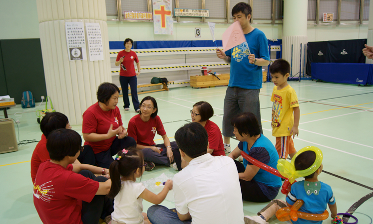 People share stories at a Mandarin fellowship offered by Yan Fook Church. Photo: Chen Yihan