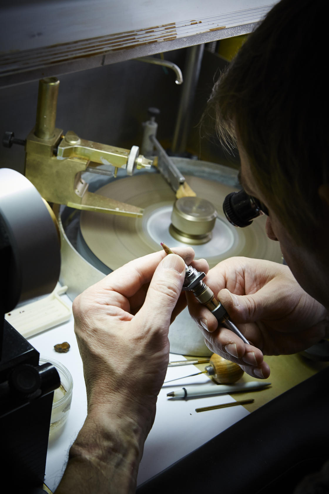 Van Cleef &amp; Arpels artisans reveal the skills of watchmaking.