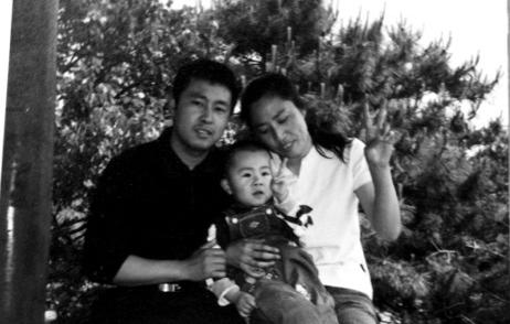 Xia Junfeng (left) with his son and wife, Zhang Jing. Photo: Xinhua 
