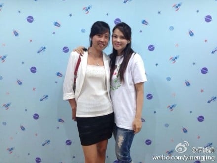 Executed hawker Xia Junfeng's wife Li Jing (left) poses for a photo with Taiwan celebrity Annie Yi. Screen shot via Sina Weibo.