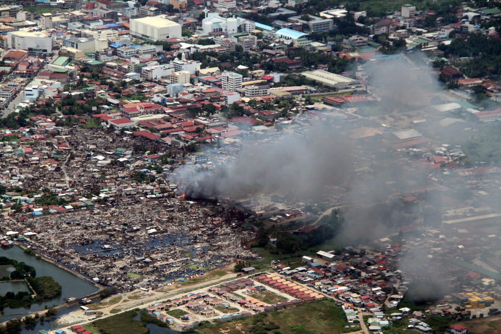 Aerial view of smoke billowing from the site of clashes between government troops and rebels in Zamboanga. Photo: EPA