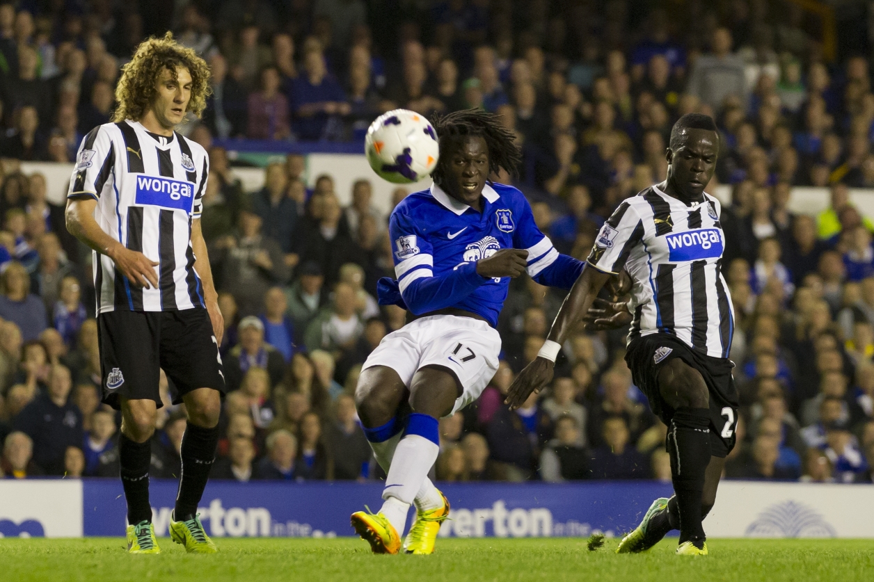 Everton's Romelu Lukaku shoots wide as Newcastle's Fabrizio Coloccini (left) and Cheik Ismael Tiote look on during their English Premier League clash at Goodison Park. Photo: AFP