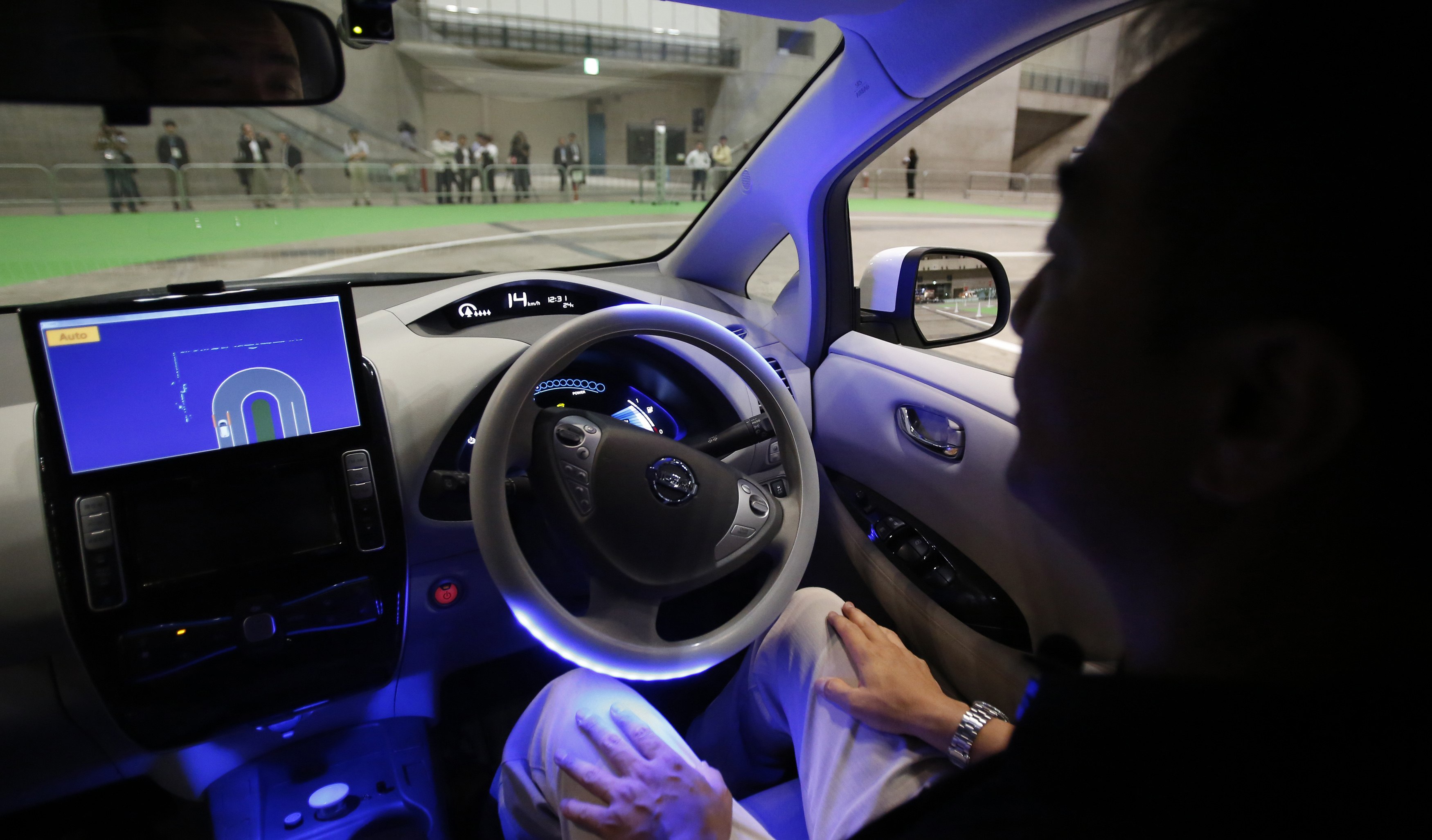 A staff member of Nissan drives the LEAF electronic car with the aid of the new driving system "Autonomous Drive". Photo: Reuters