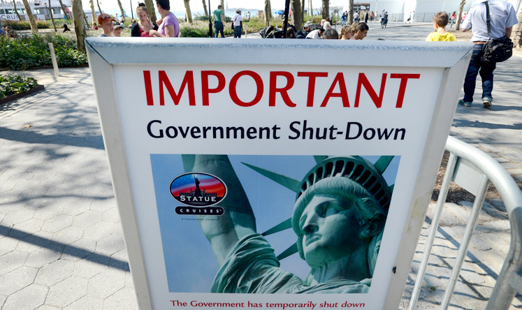 A sign in New York City informs people that the Statue of Liberty has closed due to the federal government shutdown. Photo: Xinhua