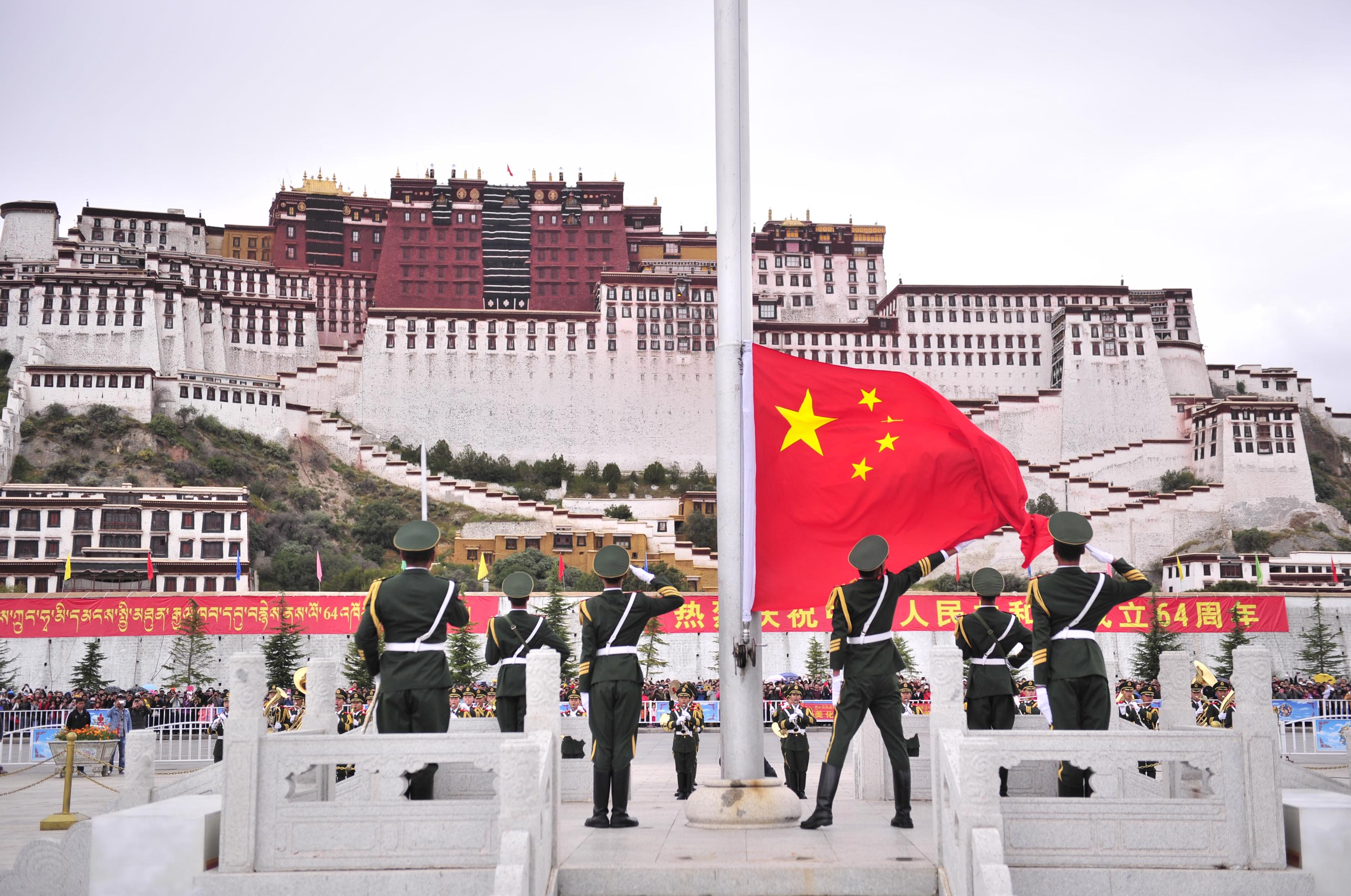 Soldiers at a flag-raising ceremony in front of the Potala Palace in Lhasa, capital of southwest China's Tibet Autonomous Region. Photo: Xinhua