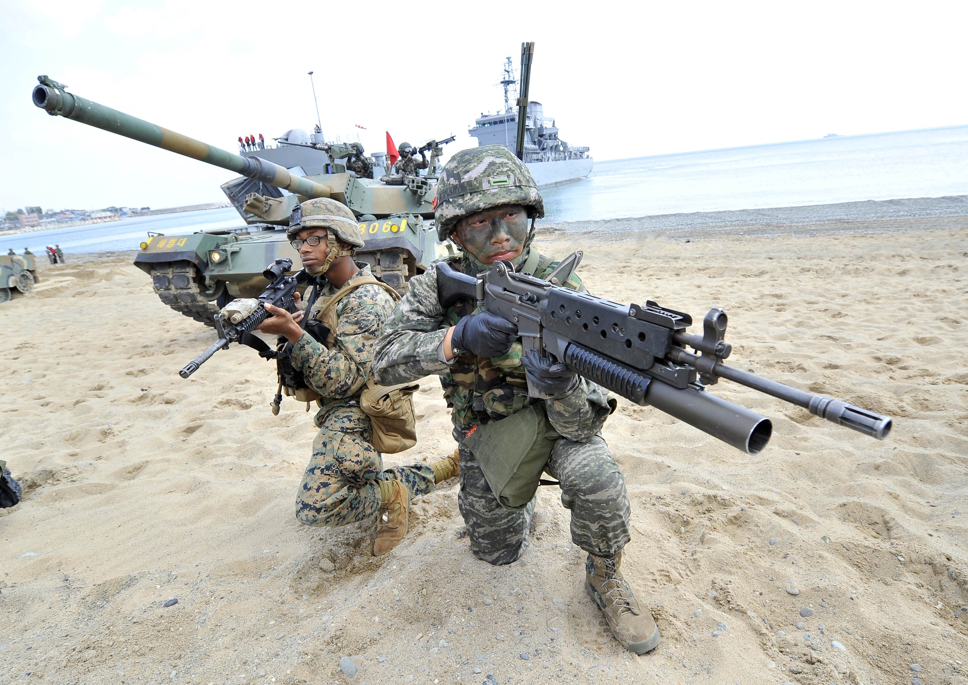 South Korean (R) and US (L) Marines take part in a previous joint naval drill in April 2013. North Korea has put troops on alert again a joint naval drill taking place this week. Photo: AFP