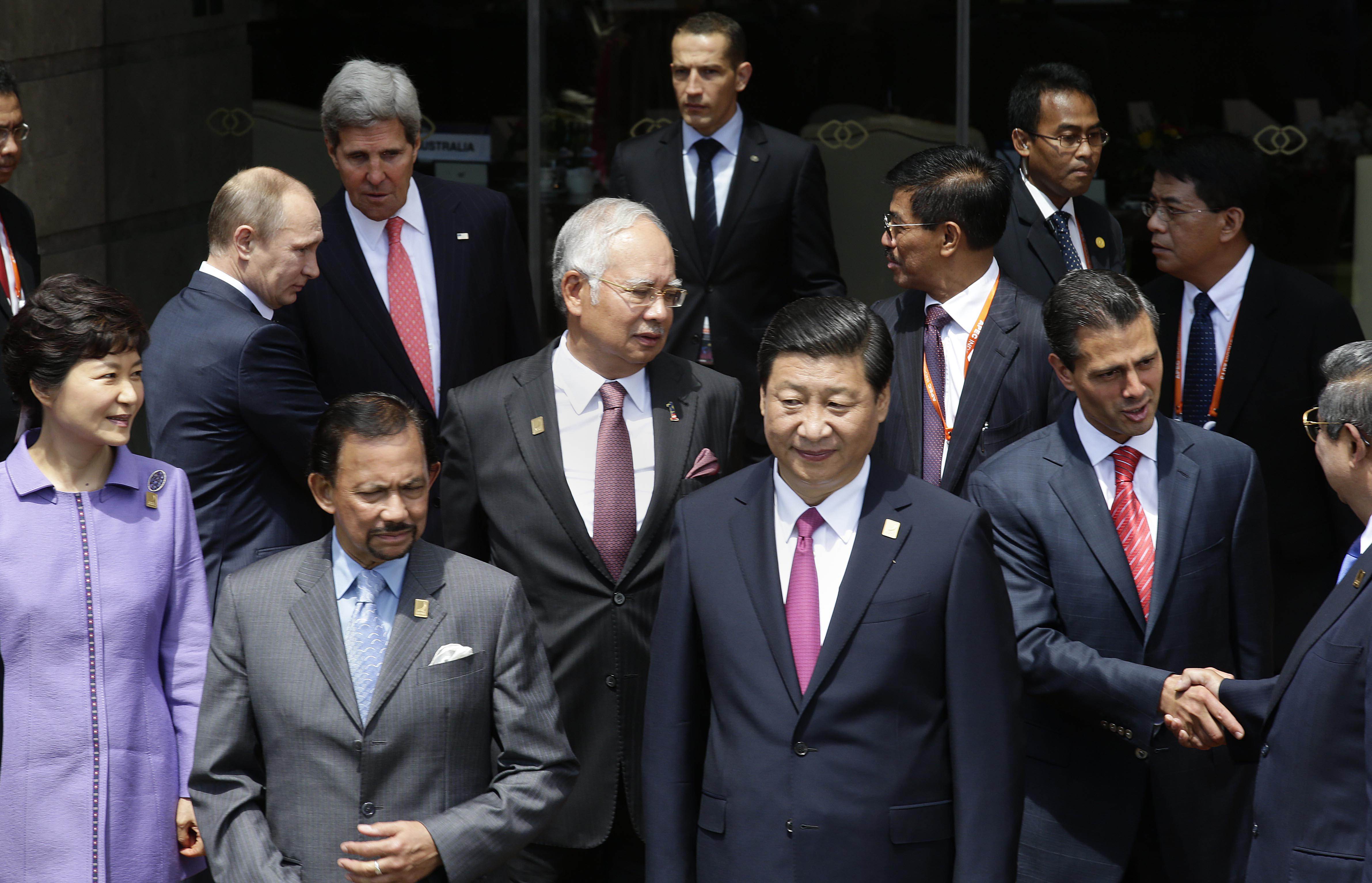 Xi Jinping joins world leaders for a photoshoot on the final day of the Apec summit in Bali. Photo: AFP