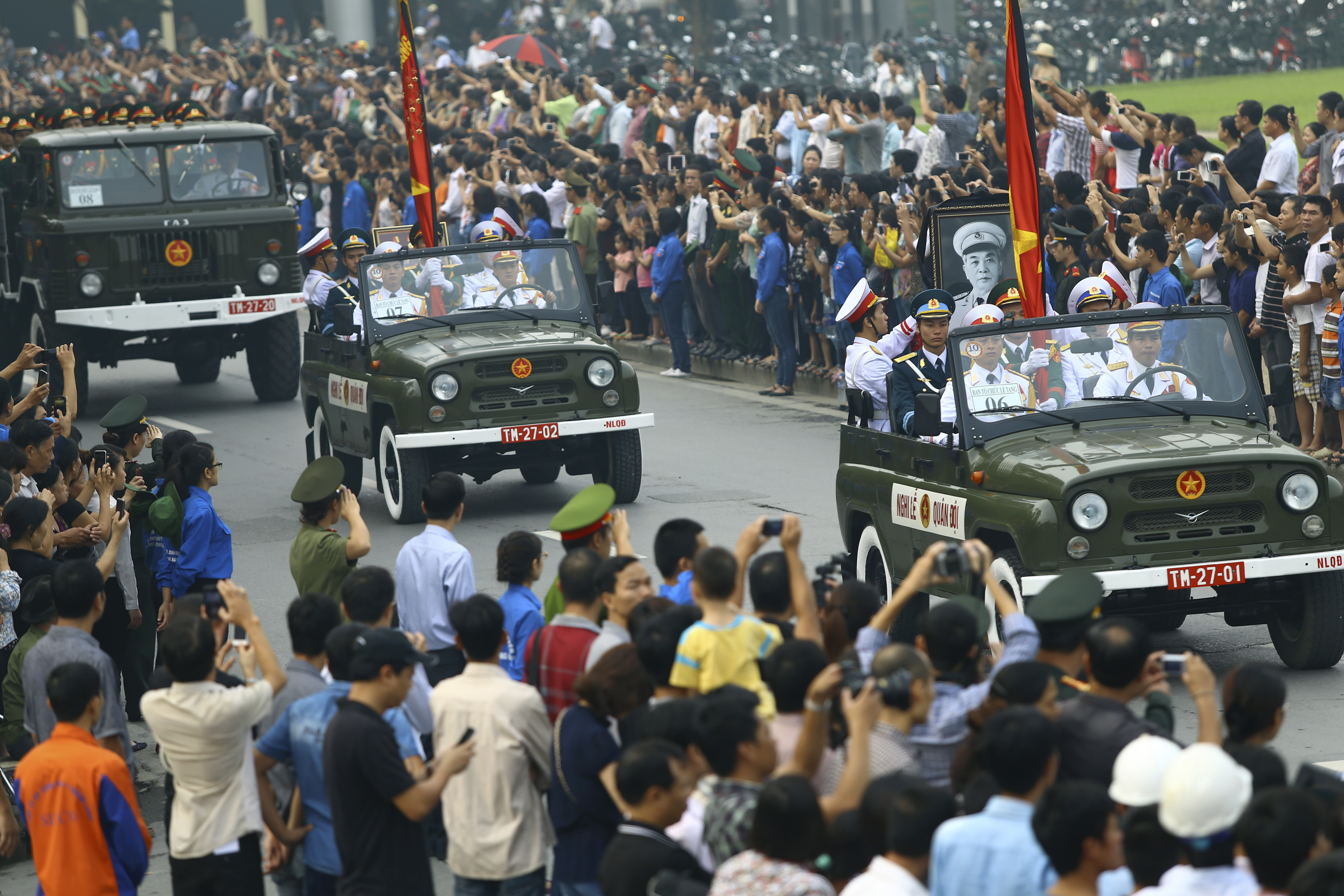 The convoy carrying the coffin of Vietnam's late General Vo Nguyen Giap passes by mourners gathered in front of the Ho Chi Minh Mausoleum in Hanoi. Photo: AP