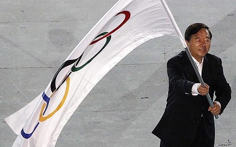 Sacked Nanjing Mayor Ji Jianye waves the Olympic flag in this file photo. Photo: Reuters