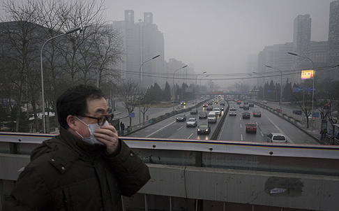 Heavy smog smothers the Second Ring Road in Beijing. Photo: EPA