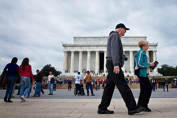 Visitors walk past the Lincoln Memorial in Washington on the first weekend after the US shutdown. Photo: AFP 