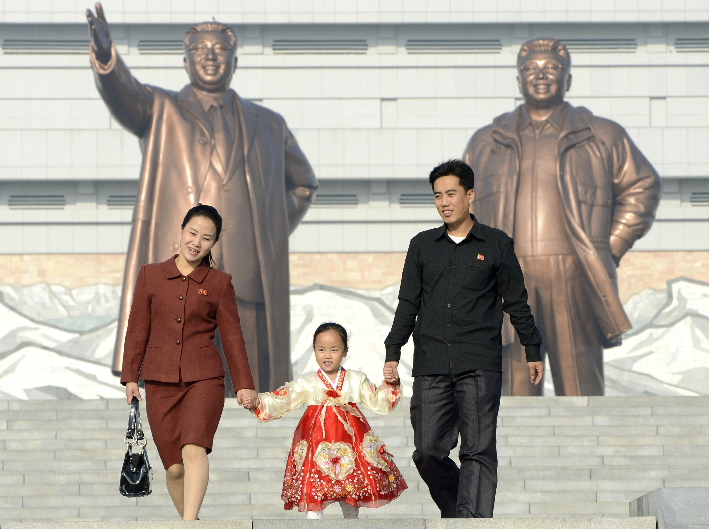 A North Korean family visits the statues of late leaders, Kim Il-sung (left) and Kim Jong-il, in Pyongyang. Photo: AP