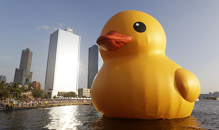 Taoyuan officials are planning to borrow another Hofman-designed duck commissioned by Kaohsiung city government. Photo: Reuters