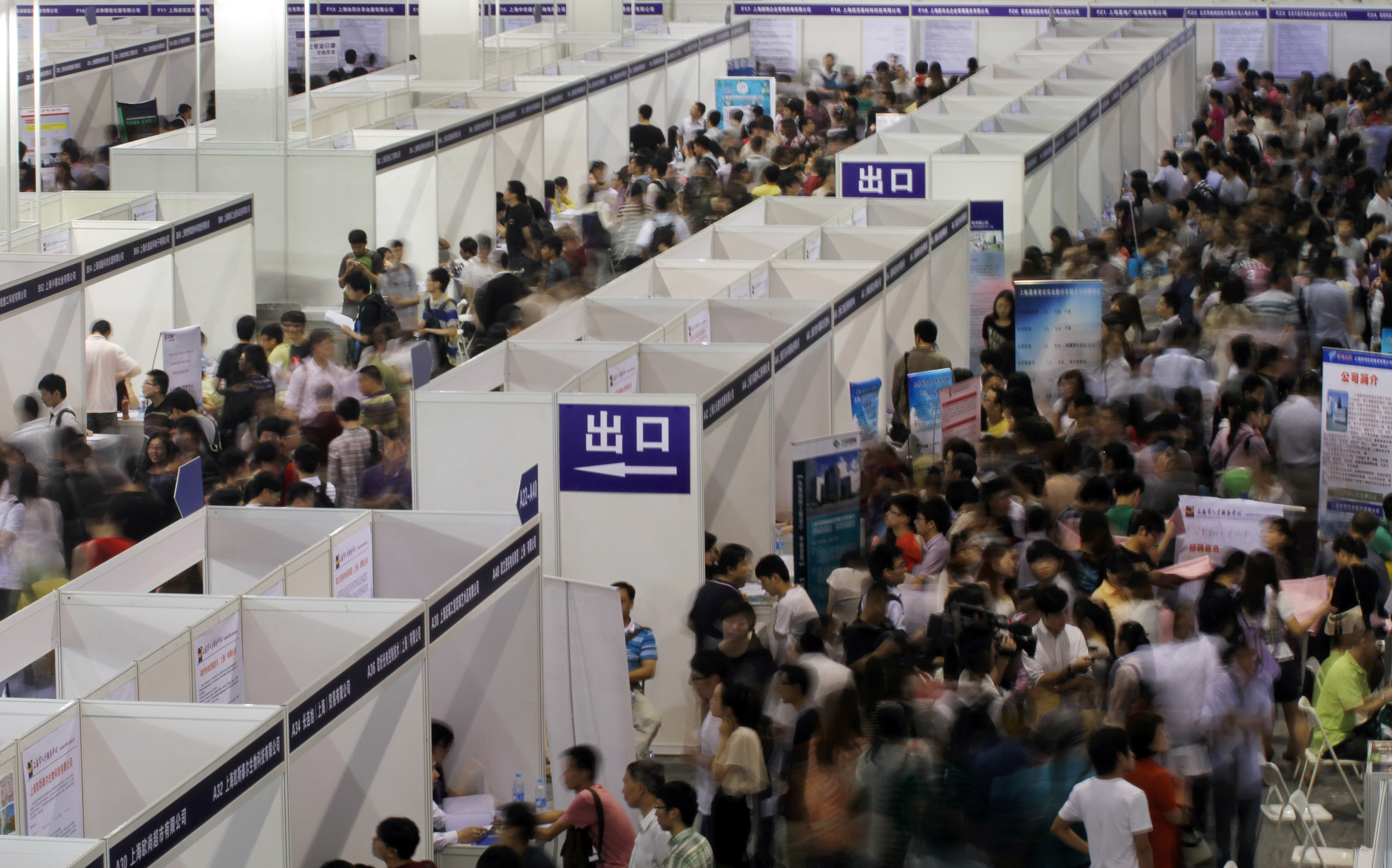 Job seekers swarm a recruitment fair for graduating college students in Shanghai. Photo: Xinhua