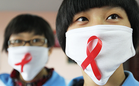 Students show their support for HIV prevention in Jinan. Photo: Xinhua