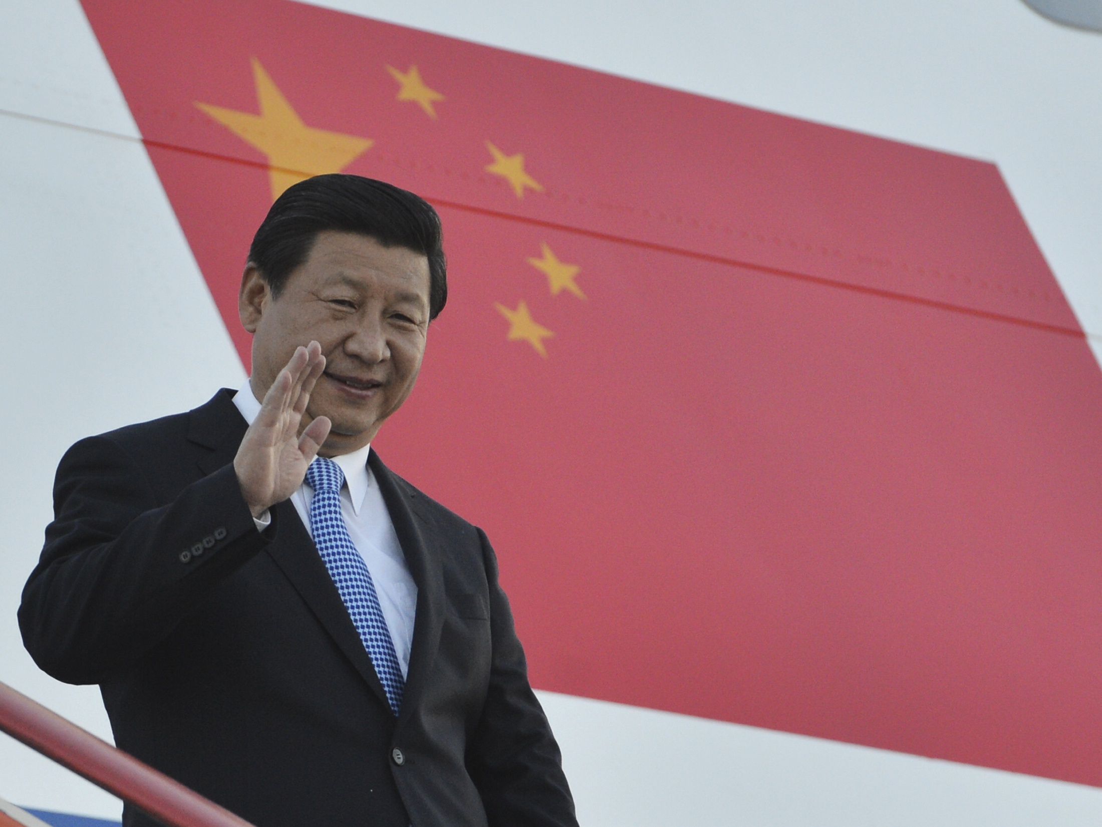 China's President Xi Jinping walks down stairs upon his arrival a day before the G20 Summit in St. Petersburg on September 4, 2013. Photo: Reuters
