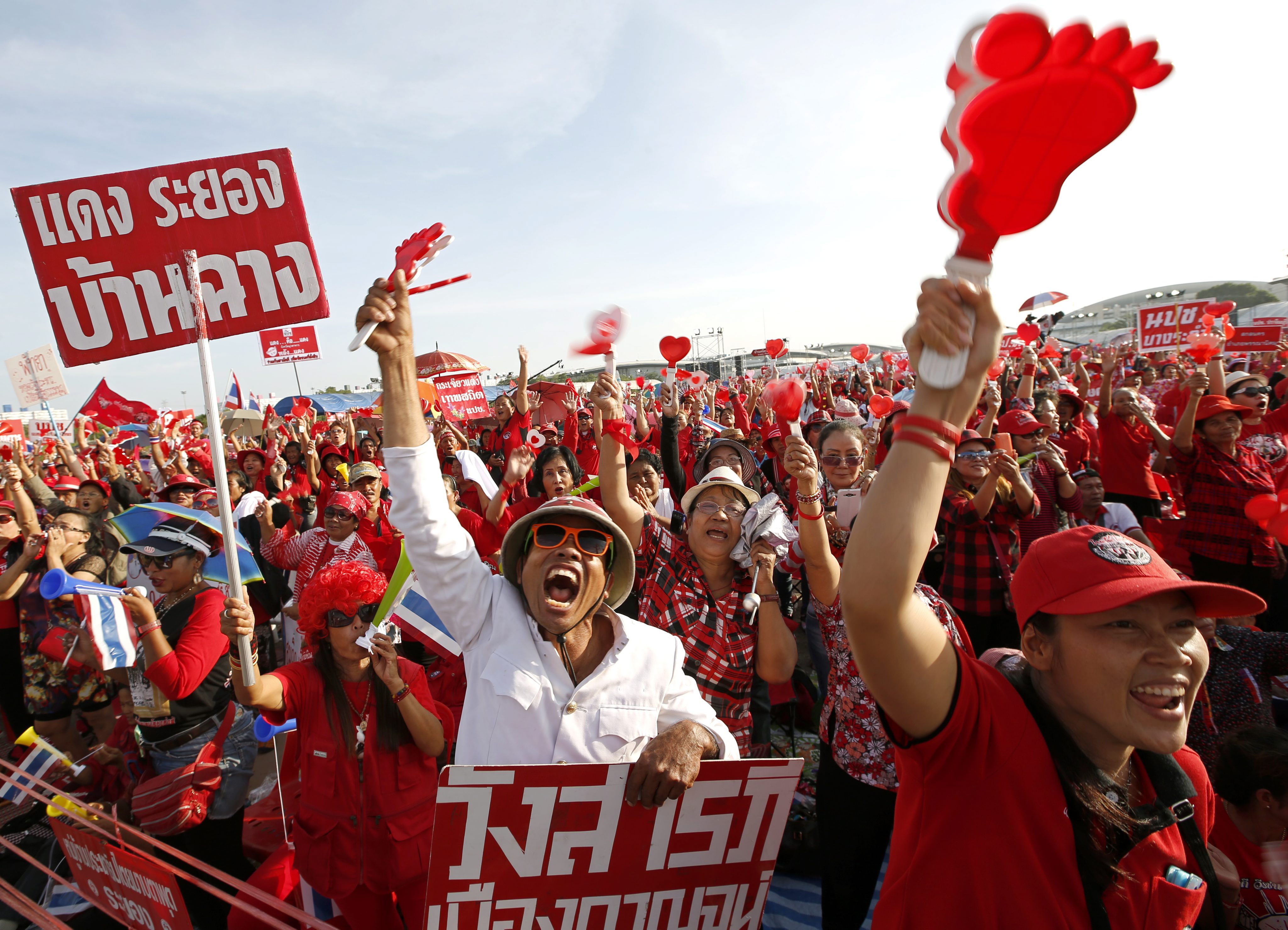 Thousands of Red Shirt protesters rally in Bangkok to show support for Yingluck Shinawatra's government. Photo: EPA
