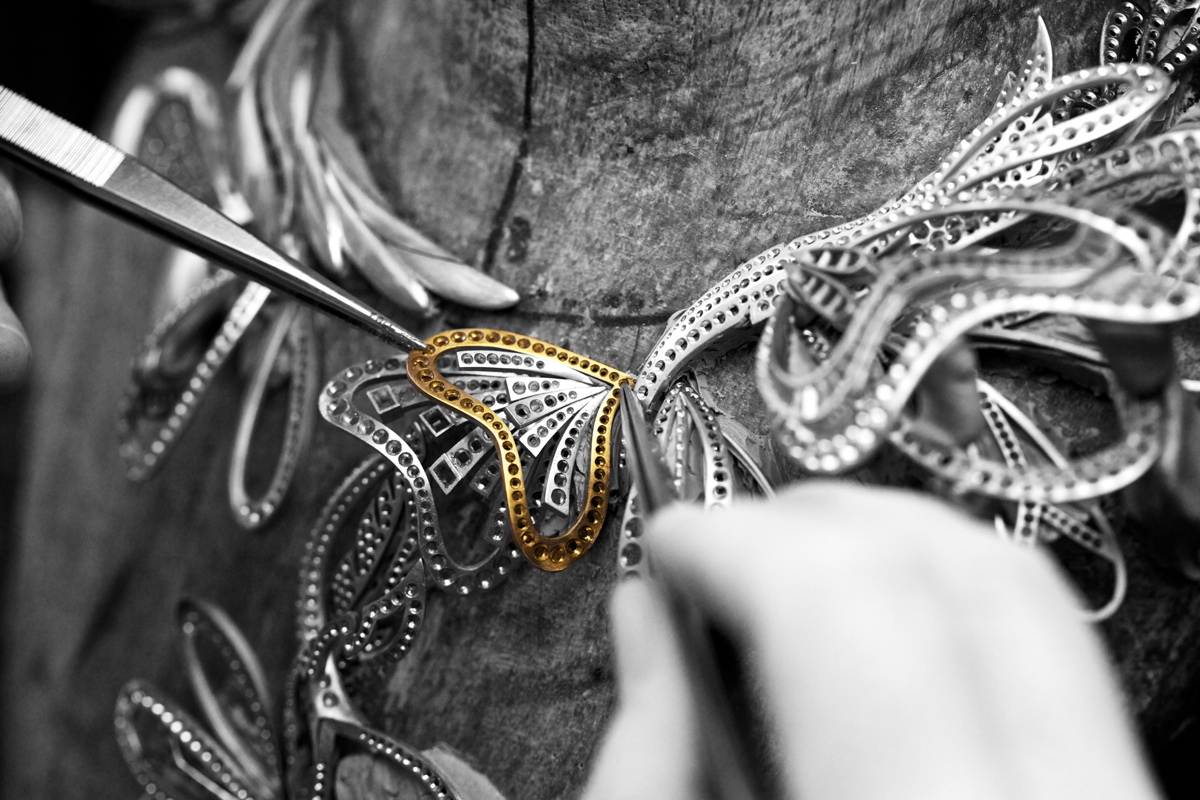 A Boucheron artisan works on the Bouquet d’Ailes necklace.