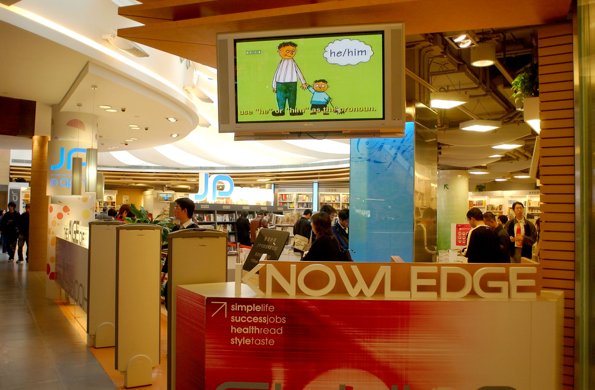 Public English lessons are at a Kwun Tong shopping mall. Photo: Steve Cray