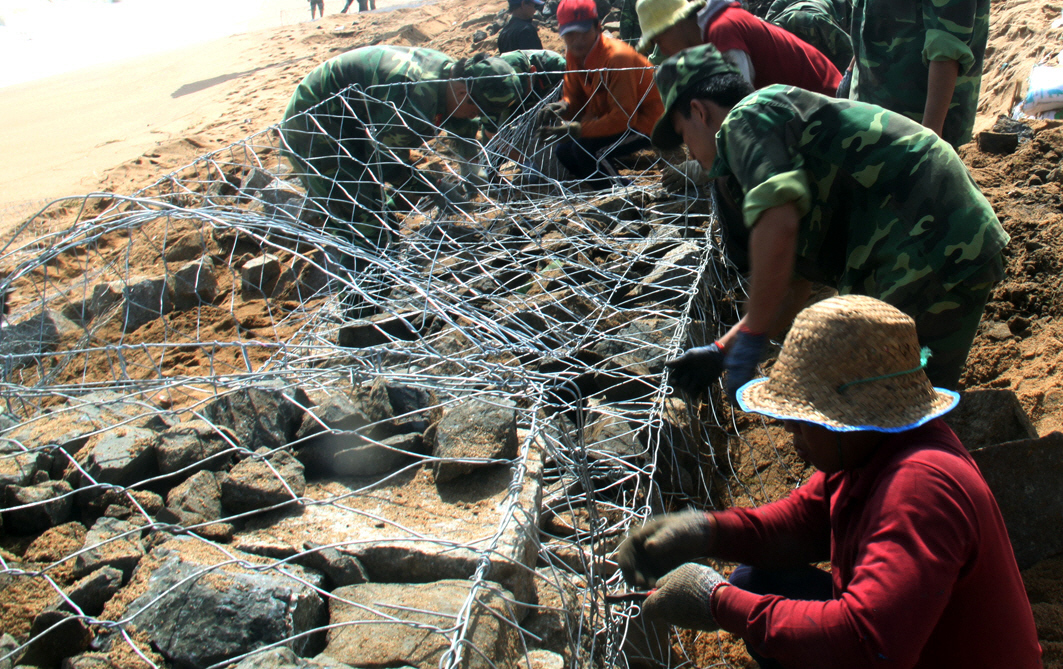 People reinforce a river bank ahead of super-typhoon Haiyan's hit in Phu Yen province, central Vietnam. Photo: Xinhua
