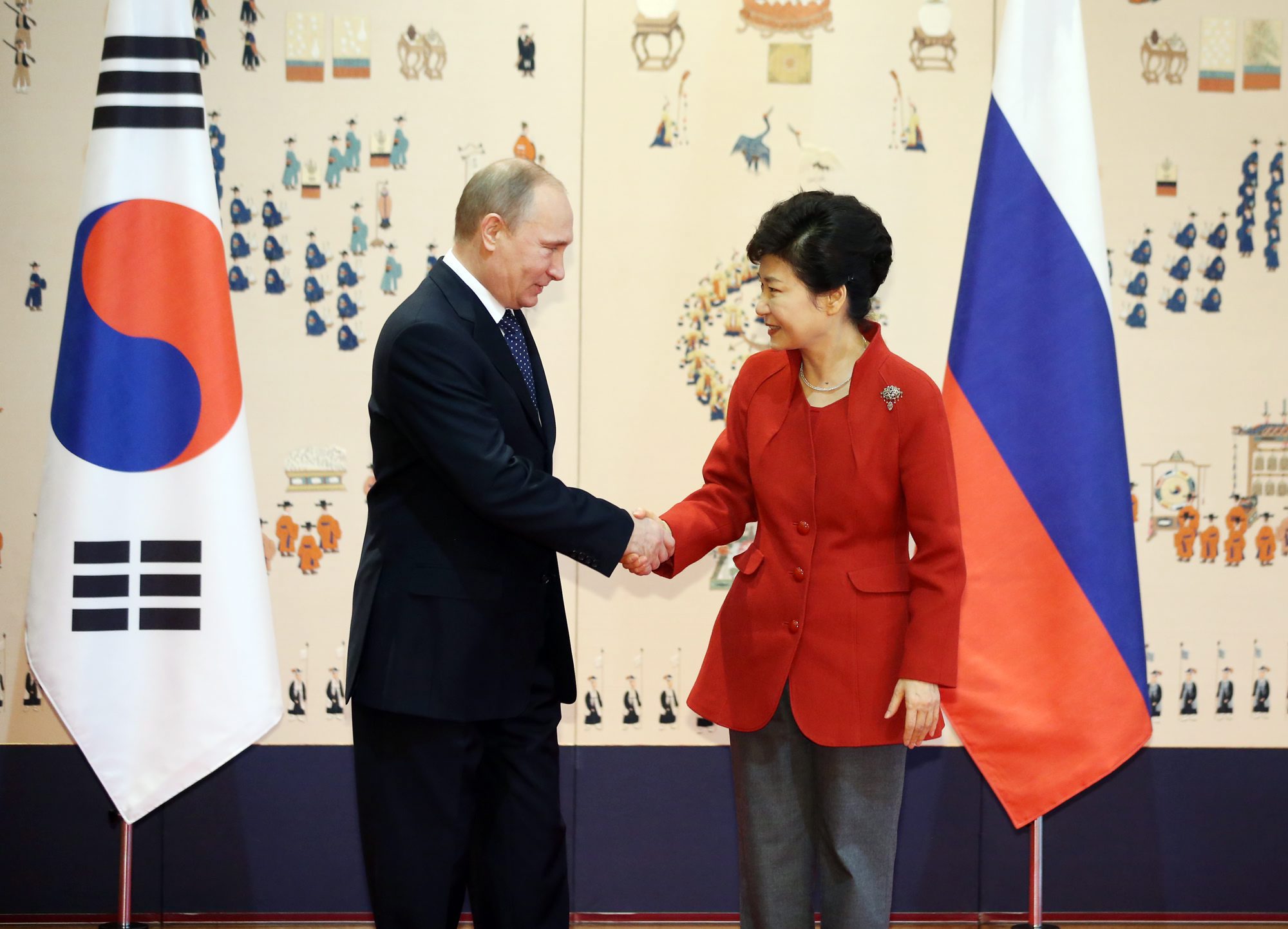 South Korean President Park Geun-hye and Russian counterpart Vladimir Putin in Seoul on Wednesday. Photo: EPA