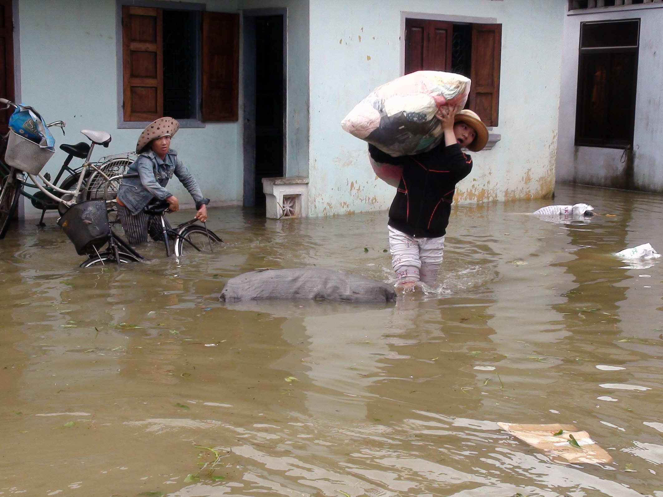 Evacuees escape floods in central Vietnam. Photo: Xinhua